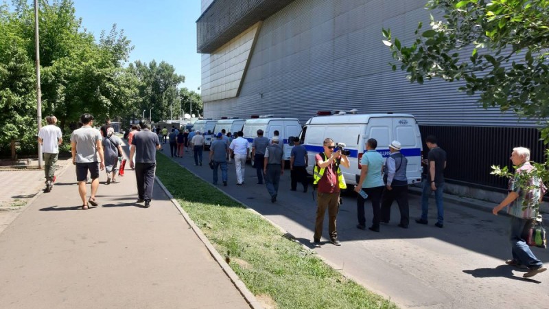 Полиция «заңсыз митингіге шақырған» оннан аса адамды ұстады.