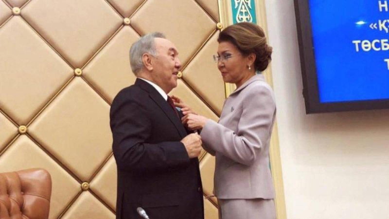 Назарбаевқа «Құрметті Сенатор» төсбелгісі табысталды.