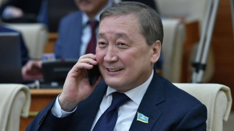 Министр Сапархан Омаров жер сатуды қолдайды.