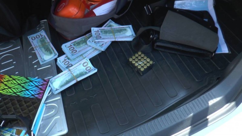 Жүк салғышынан доллар және травматикалық тапанша табылған көлік Талдықорғанның экс-әкімінің баласынікі болып шықты.