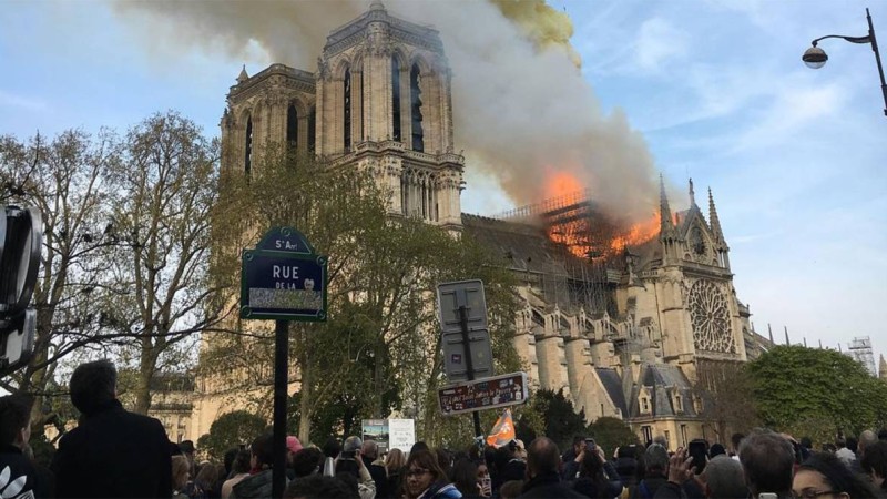 Нотр-Дамның жанғанын көрген француздар көздеріне жас алып, әнұран айтқан (видео).