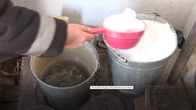 Судың жоқтығынан Астананың түбінде адамдар қар ерітіп отыр.