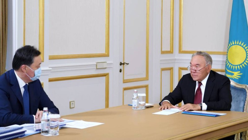 Назарбев пен Мамин экономиканың қалай дамып жатқан талқылады.
