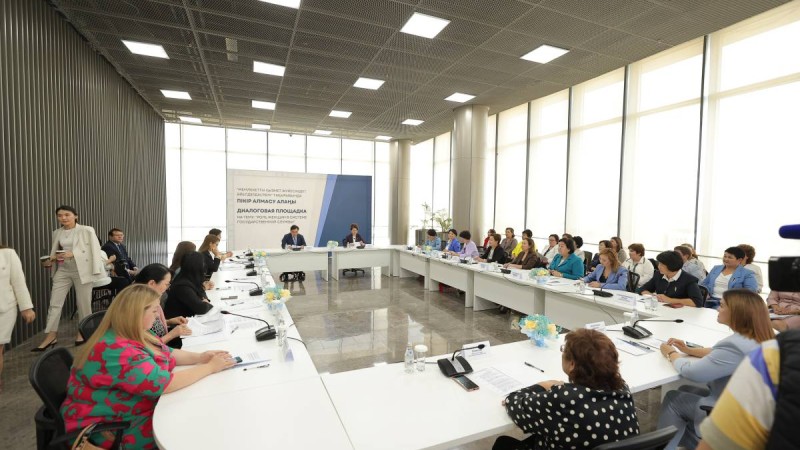 Мемлекеттік қызметтегі әйелдердің рөлі талқыланды.