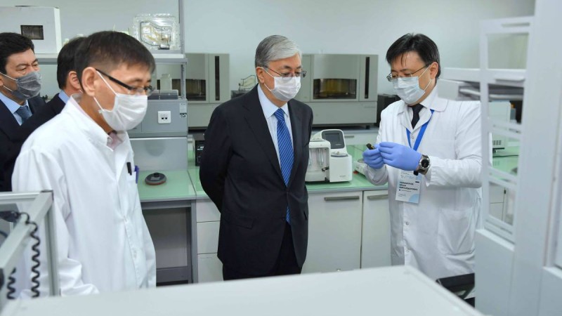 Ғалымдар Тоқаевты коронавирусқа қарсы вакцина жасау барысымен таныстырды.
