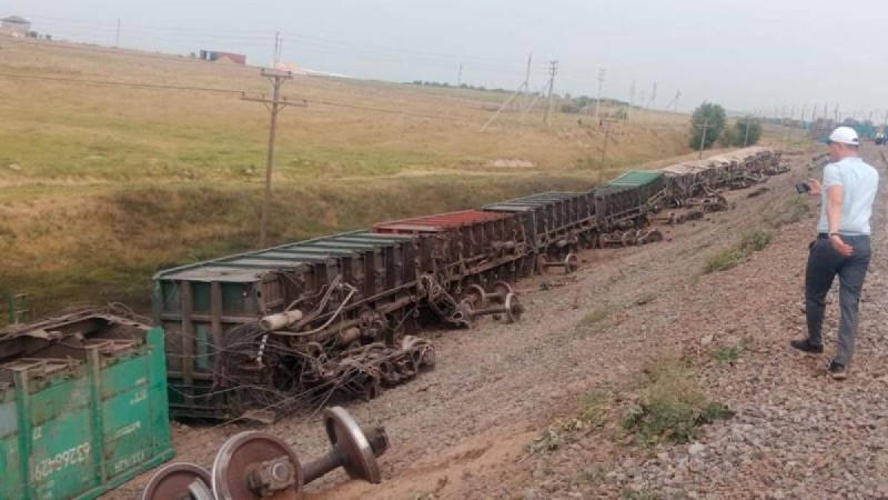 Шымкентте пойыз вагондары аударылып қалды.