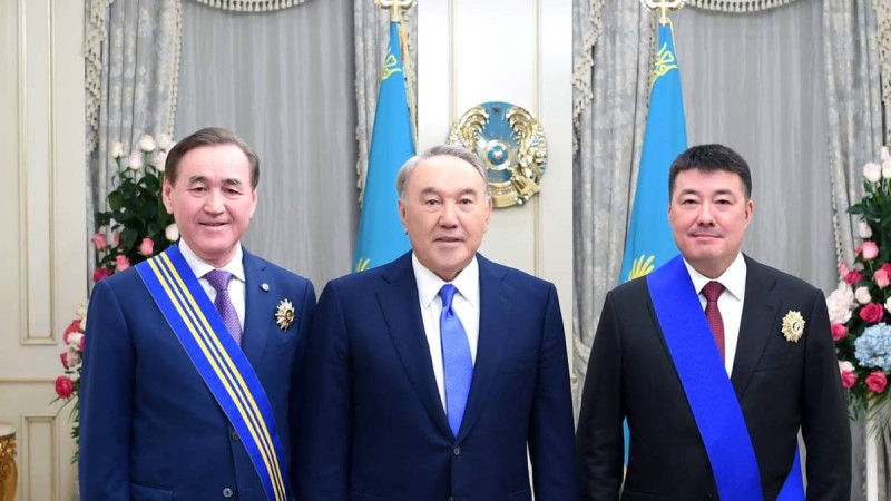 Назарбаев көмекшісін өз атындағы орденмен марапаттады.