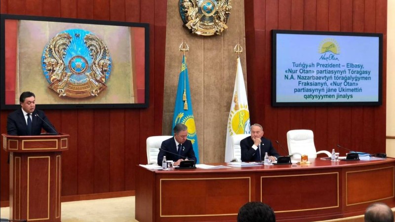 Назарбаев үкіметпен жиналыс өткізіп жатыр.