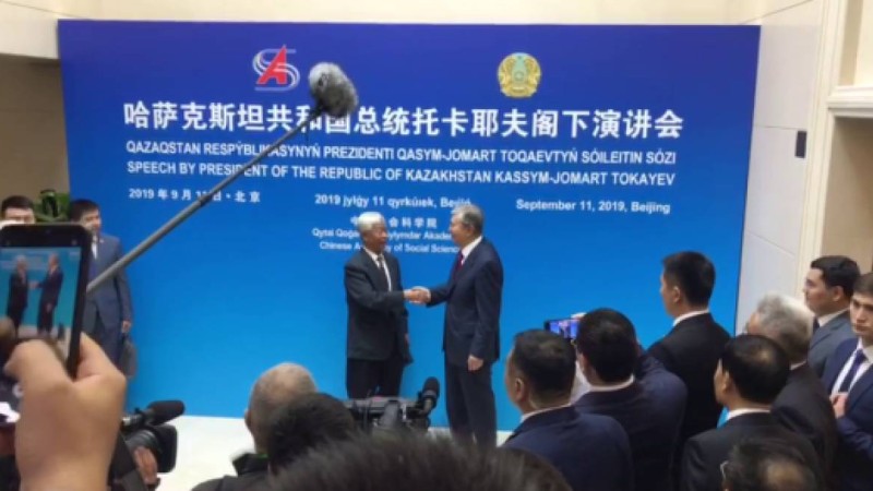 Тоқаев ұстазы Лю Шициньмен кездесіп, екеуі қытайша сөйлесті (видео).