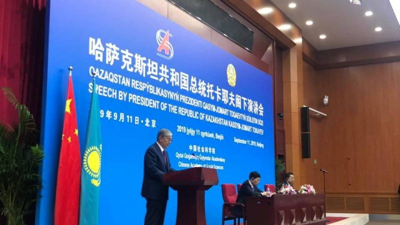 Тоқаев Қытайдағы кездесулердің бәрінде қазақ тілінде сөйлеген.