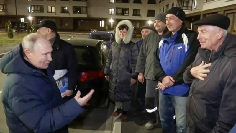 «Көзбояшылық». Путин оккупациядағы Мариуполь тұрғындарымен кездесуде ыңғайсыз жағдайға қалды.