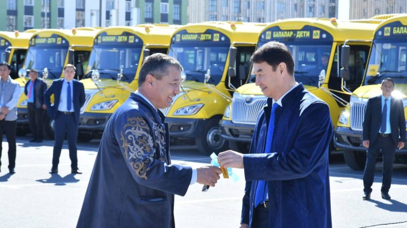 Түркістан облысының мектептеріне 71 жаңа автобус тапсырылды.