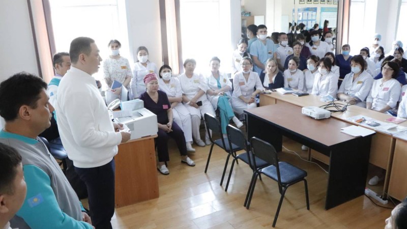«Amanat» партиясынан депутаттыққа кандидаттар Петропавлдағы үшінші емхана қызметкерлерінің сұрақтарына жауап берді.