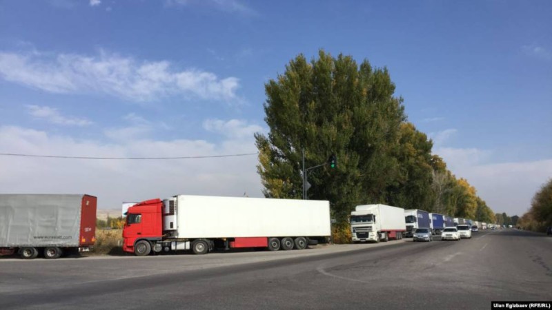 Қазақ-қырғыз шекарасында жүк көліктер қайта бөгеле бастады.