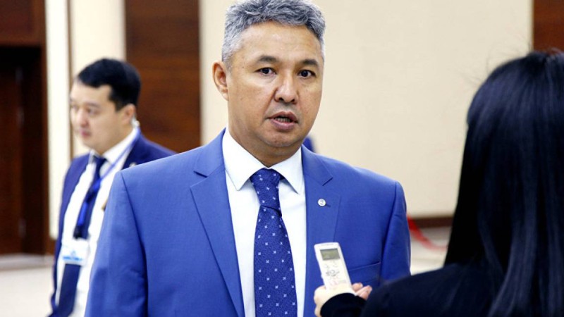 Азат Перуашев Әсия Төлесова мен Бейбарыс Толыбековке араша сұрап, бас прокуратураға орыс тілінде хат жазды.