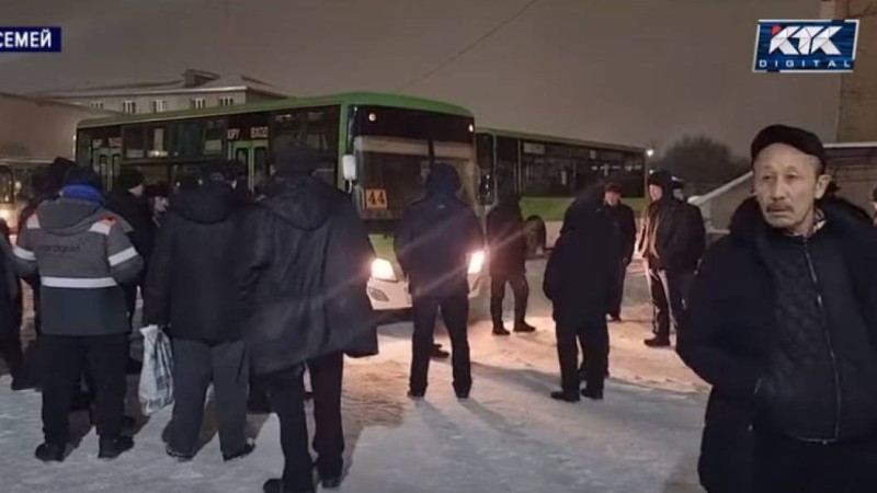 Семейде қоғамдық көлік жүргізушілері наразылыққа шықты.