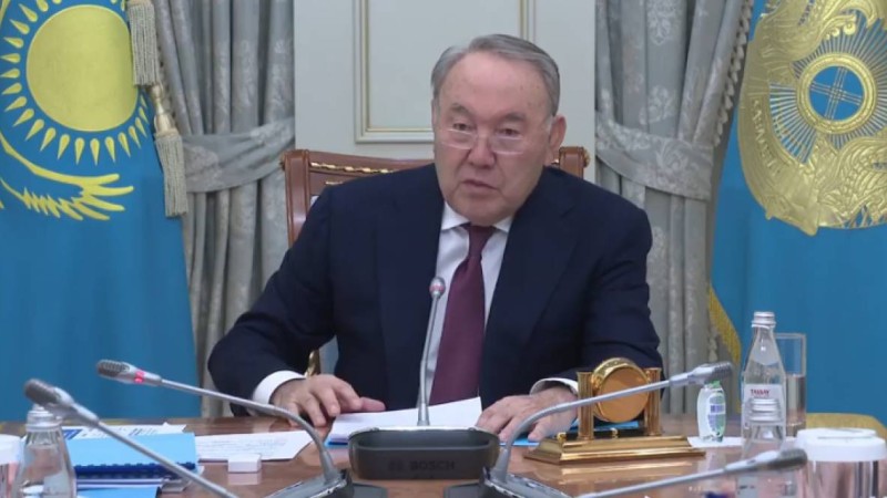 Н.Назарбаев: Бұл — ақшаның шашылып жатқанынан, артықшылығынан емес, десе де экономикаға жұмсамай халыққа берейік деп отырмыз.