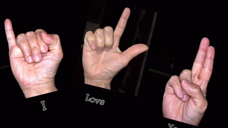 Мамандар ымдау тілін меңгерген.