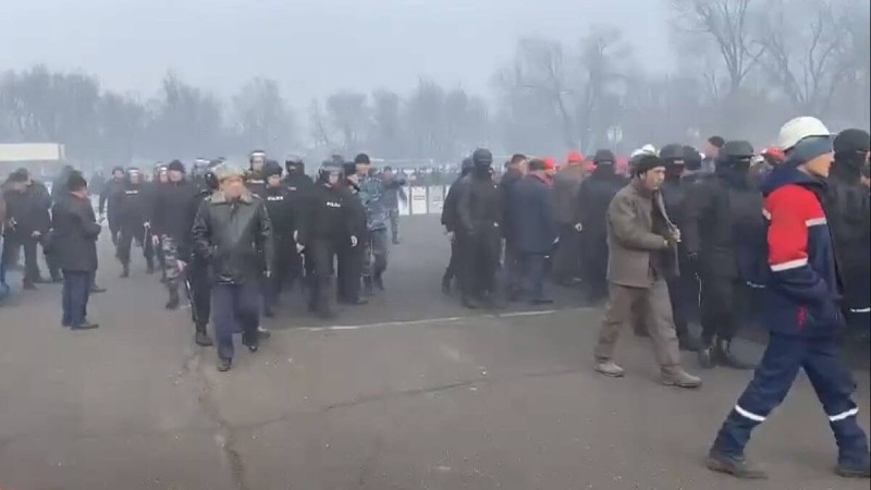 Таразда «Қазфосфат» қызметкерлері наразылыққа шықты.