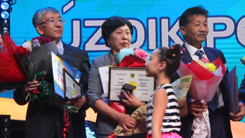 64 мұғалімнің әрқайсысы 2 млн 405 мың теңгемен марапатталды.