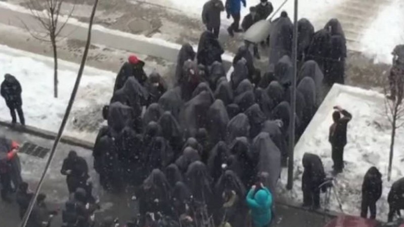 Алматыда қара жамылған борышкерлер банк алдына наразылыққа шықты.