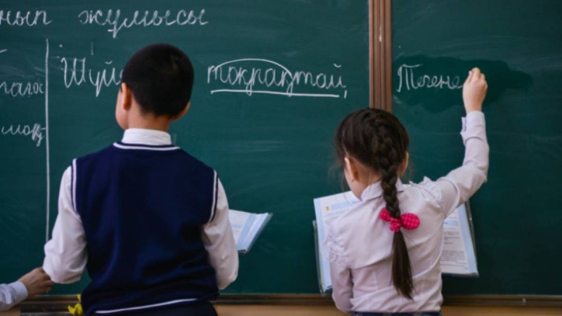 Әлеуметтік осал топтан шыққан оқушыларға көмек беріледі.