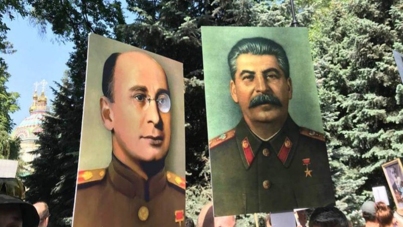 Алматыдағы шеруге адамдар Сталин мен Берияның суретін ұстап шыққан.