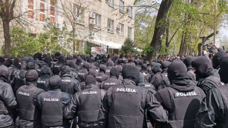 Митингіге шыққандар Тәуелсіздік алаңына бет алды.