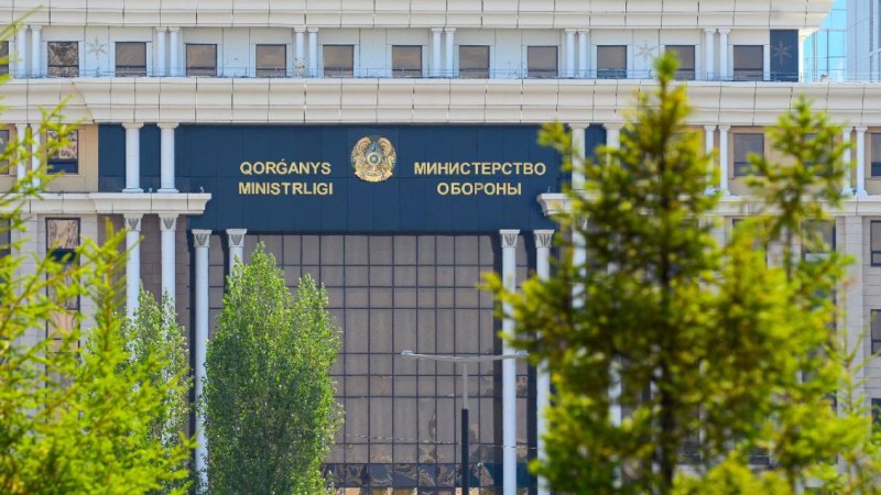 Парашюті ашылмай қалған әскери қызметшінің жағдайы ауыр.