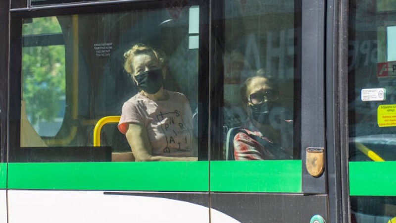 Алматыда қоғамдық көлікте маскасын дұрыс тақпаған 89 адамды ақылды камералар анықтады.