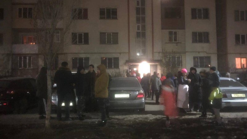 Көп қабатты үй қисайып, жұрт түн ішінде дүрлігіп жатыр (фото/видео).