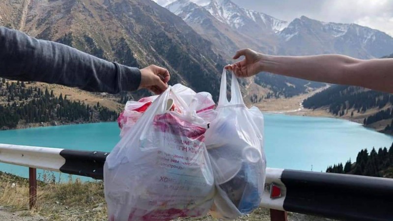 Шотландиядан келген туристтер тауда қоқыс терді.