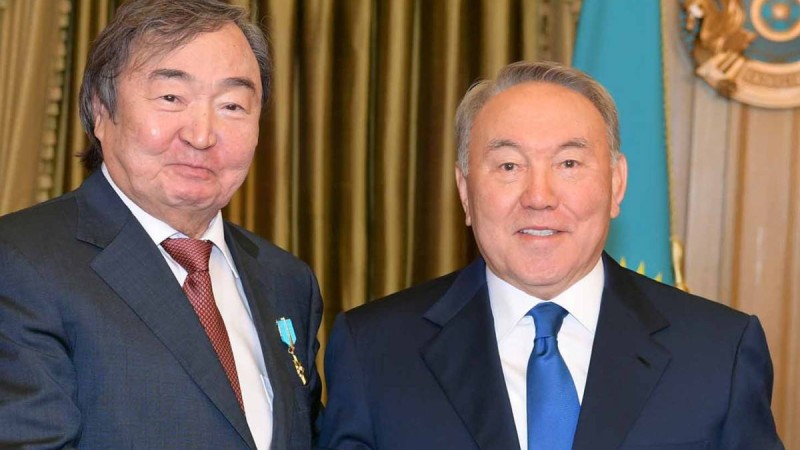 Олжас Сүлейменов Нұрсұлтан Назарбаевқа медаль берді.