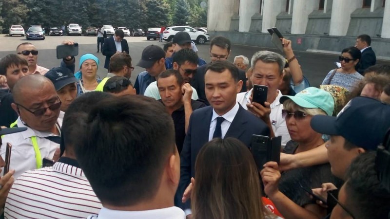 Қытай зауыттарын салуға қарсы бір топ адам Алматы әкімдігінің алдына жиналды (видео).