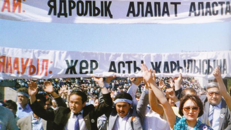 Семей полигонын жапқан кім?.