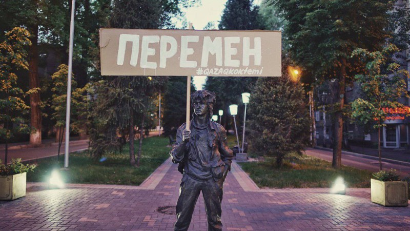 «Өзгерісті 30 жыл күттік»: Алматыда саяси плакат.