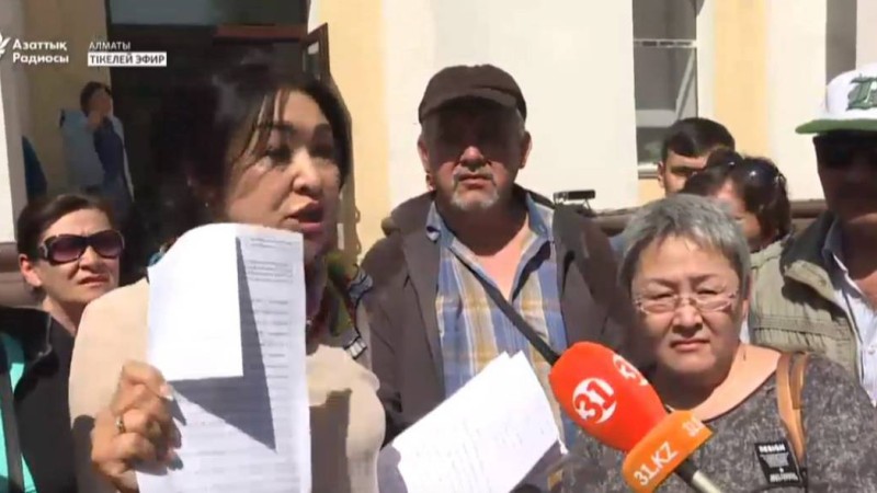 Ипотекалық несие алғандар Алматыдағы «Нұр-Отан» ғимараты алдына жиналды (видео).