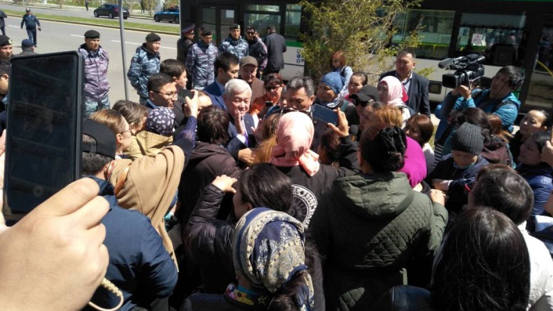 Көп балалы аналар митингіге шығып, Назарбаев және Тоқаевпен кездесуді талап етті.