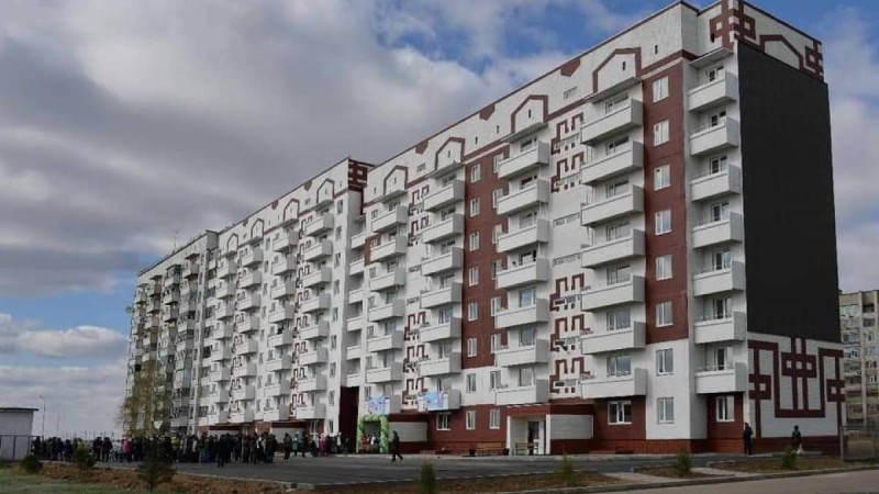 Үкімет көп балалы отбасыларға пәтер беруді бастады.