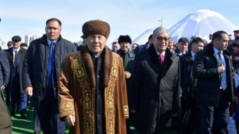 Қазақстанның бірінші президенті халықты наурызбен құттықтады, екінші президент бірінші президентпен бірге жүрді.