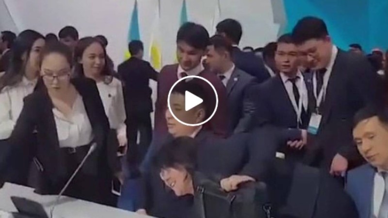 Съезд делегаттары президент Назарбаевтың орнына отырып, суретке түсуге кезекке тұрды (видео).