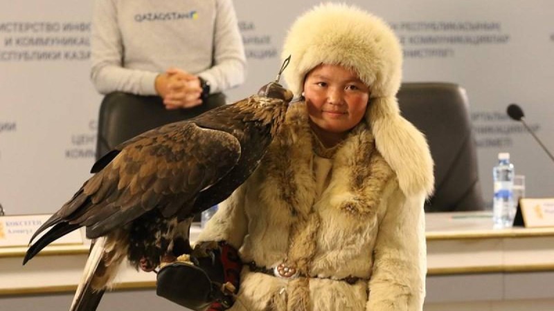 Бүркітші қыз Айшолпан президент Нұрсұлтан Назарбаевты Баян-Өлгейге шақырды.