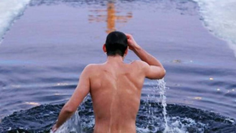 Шоқыну суына шомылу шариғаттың амалы емес.