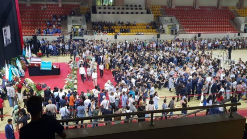 Халық Денис Тенмен қоштасуға толассыз ағылып жатыр (видео).