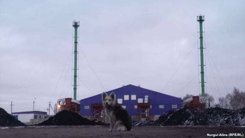 Көпқабатты үйде пеш жағып отырған ауыл.