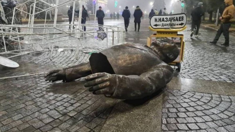 Талдықорған билігі құлаған Назарбаев ескерткішімен қоса оның атындағы көшеден де бас тартуға әзір.