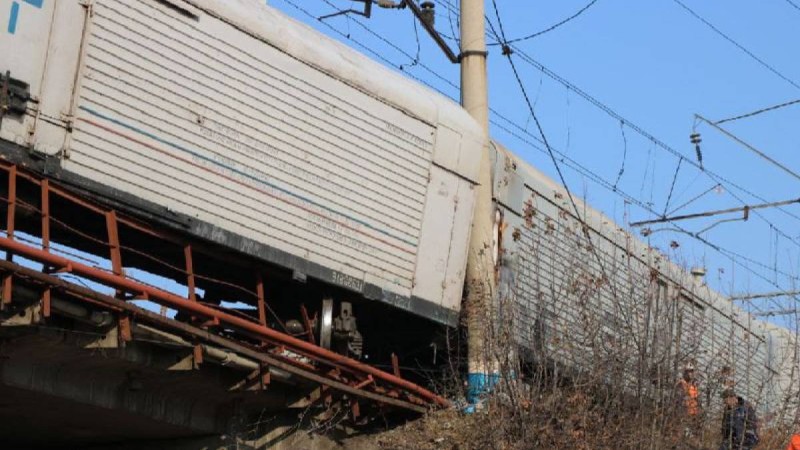 Қарағанды маңында 14 жүк вагоны рельстен шығып кетті.
