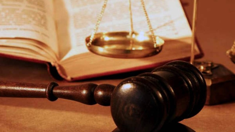 Пара алды деп айыпталған генерал-майордың әйелі араша сұрайды.