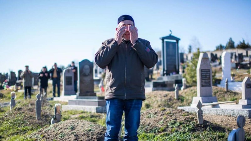 Жерлеу үшін бағаны көтерген көр қазушылар ұсталды.