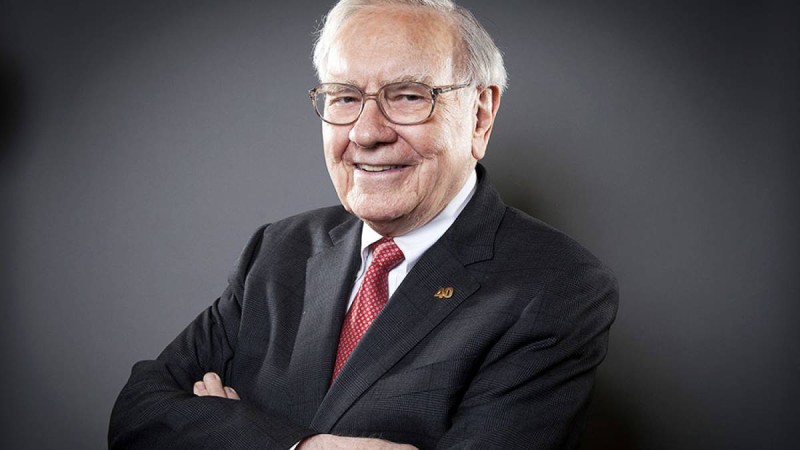 Apple-дың инвесторы Уоррен Баффет кнопкалы ұялы телефонын iPhone-ға ауыстырды.